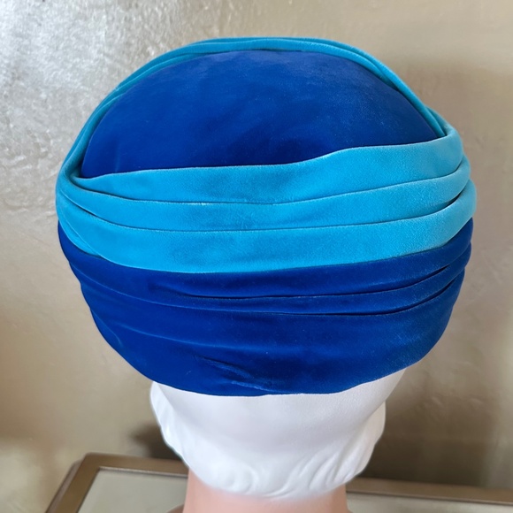 STRIKING 1970s\' TWO-TONE BLUE VELIUR \